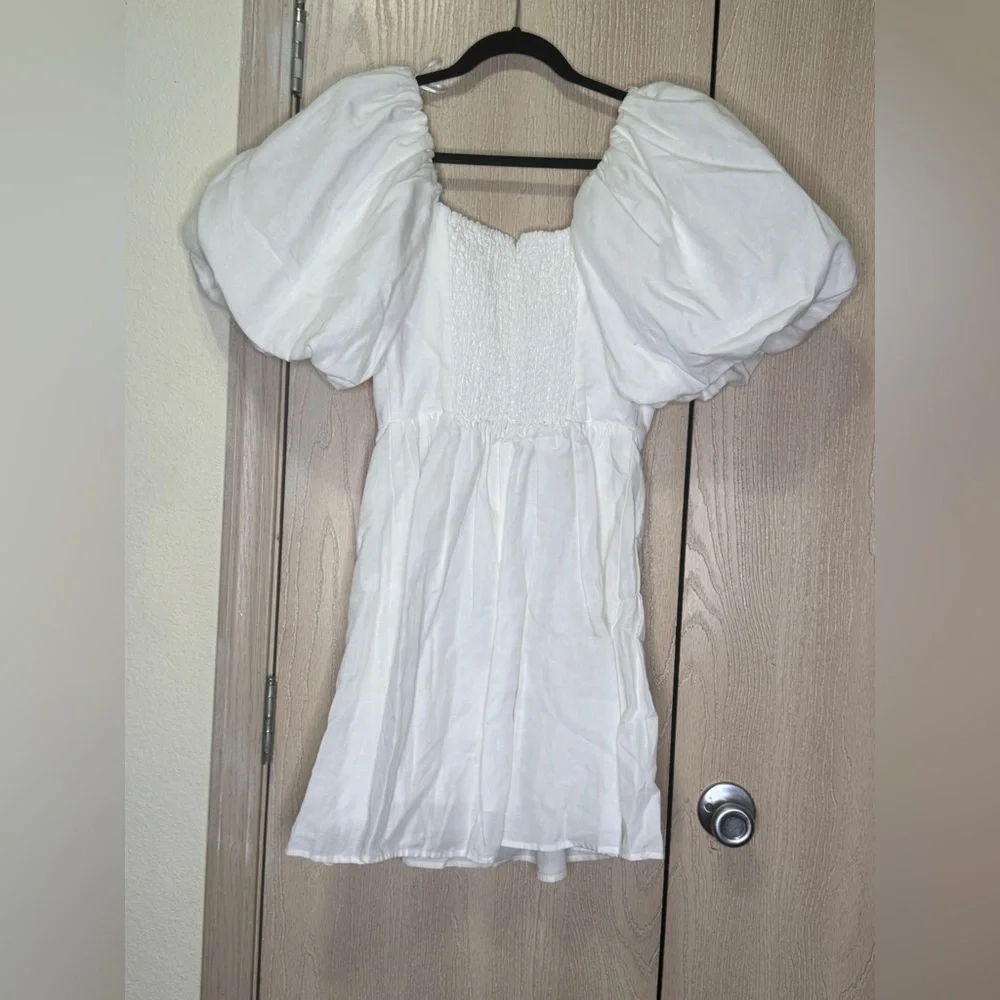 ASTR The Label Elegant White Puff Sleeve Top